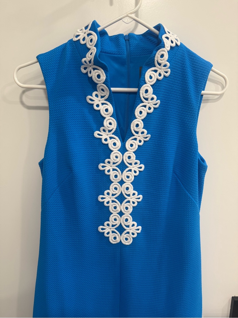 Vince Camuto Blue Sleeveless Shift Dress with White Embroidered Trim Size 4 - Picture 2 of 6